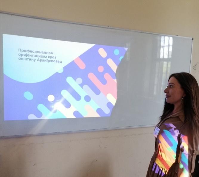 A person looking at a screen

Description automatically generated