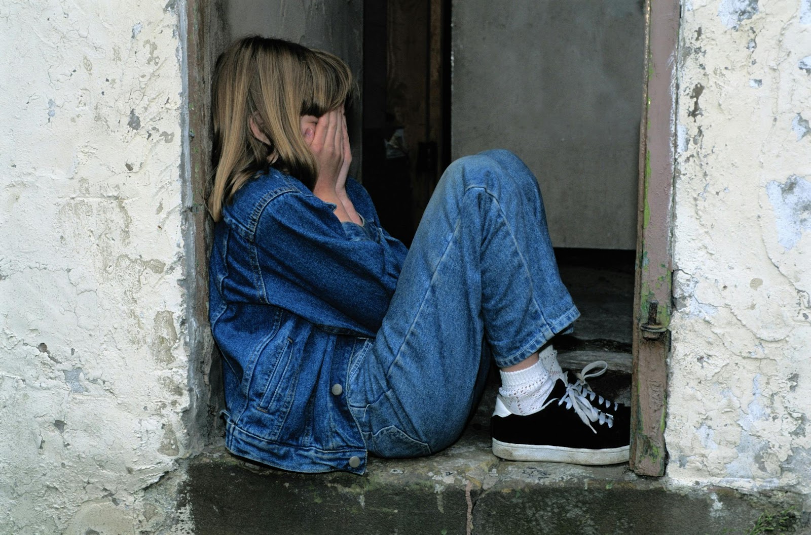 A girl covering her face with her hands | Source: Pexels