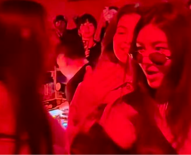 This contains an image of NewJeans Danielle club appearance