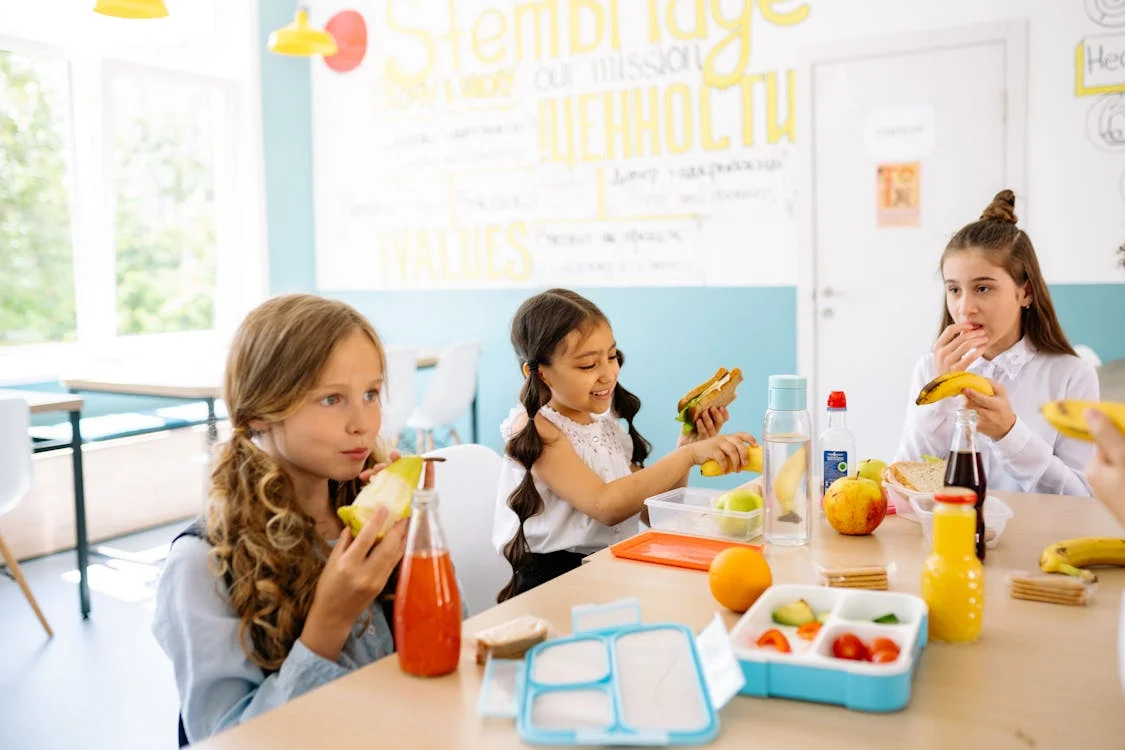 kids eating a healthy school lunch