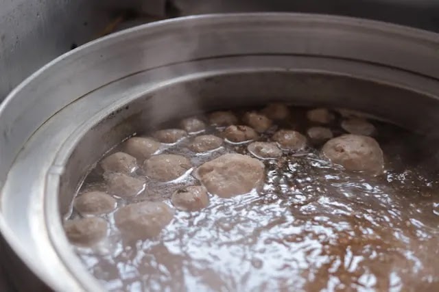 Pentol bakso yang dijual dengan harga 1000an ini sangat diminati mulai dari anak sekolah dan orang kantoran yang mencari camilan murah namun mengenyangkan.