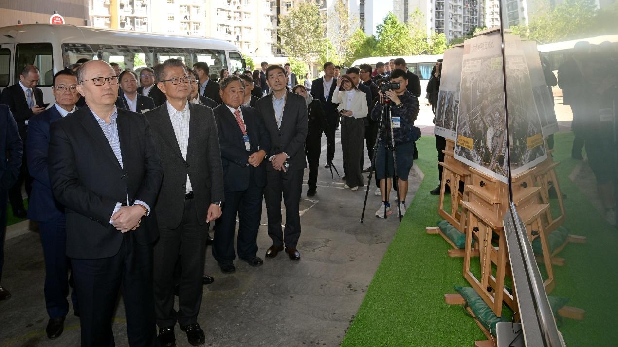 中聯辦主任鄭雁雄（前排左一）指，開發「北都」可以解決港人住屋、醫療及就業問題，香港可望成為「幸福之城」、「希望之城」。（香港政府新聞處）