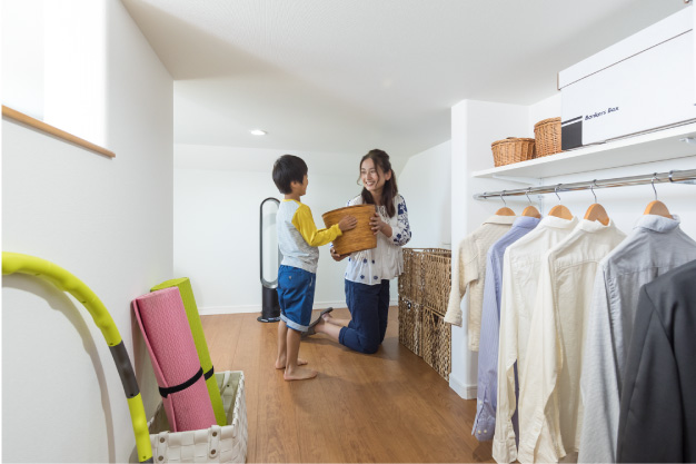 子どもと小屋裏収納にいる画像