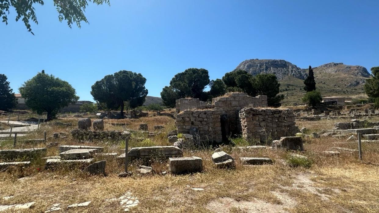 A stone ruins in a field

Description automatically generated