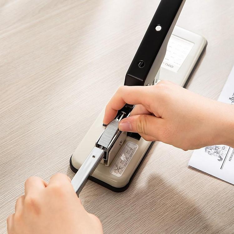 Dập ghim deli 0390 (80 tờ) làm từ nhựa ABS, thép