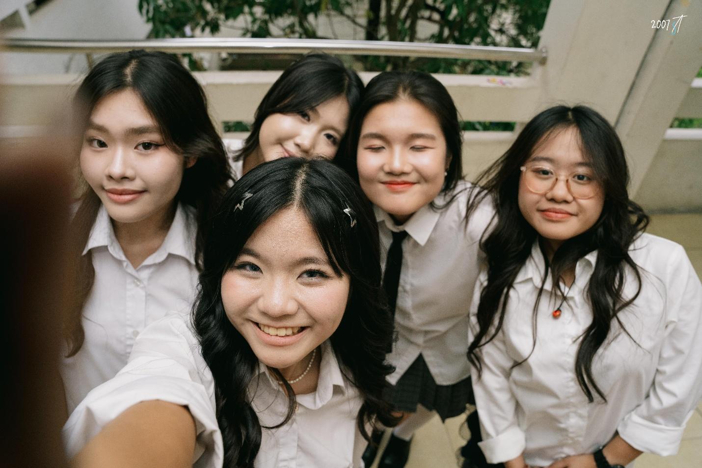 A group of girls taking a selfie

Description automatically generated