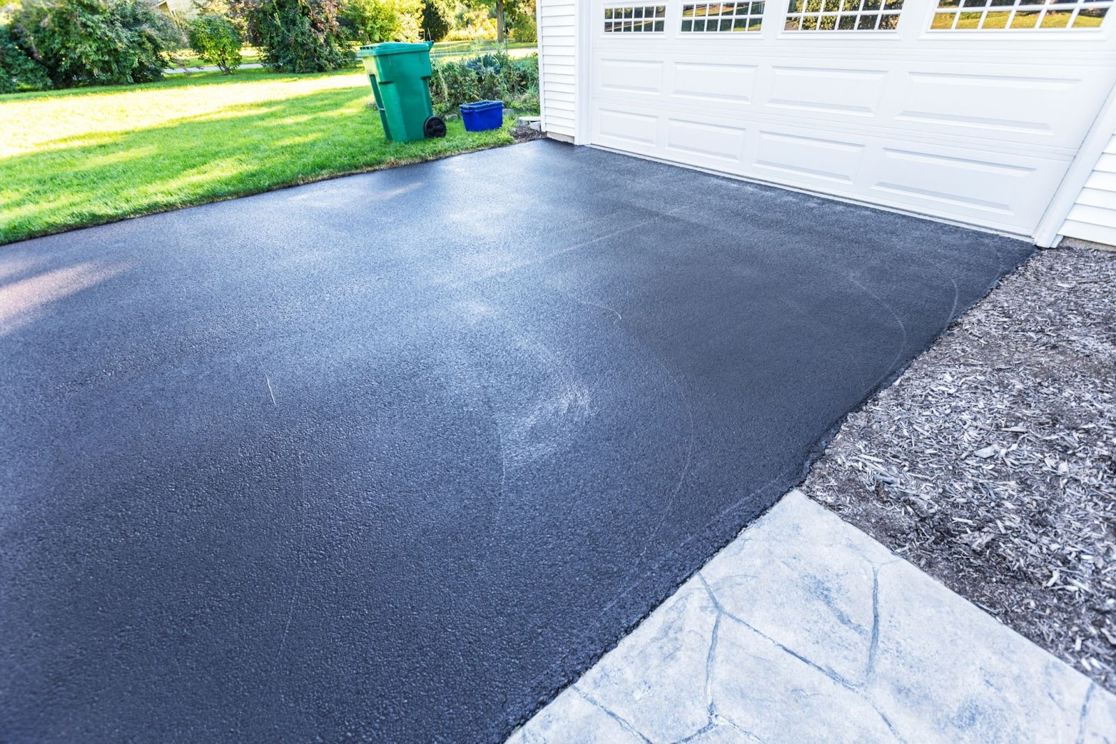 AD 4nXeiNtieJokKn P0vPnFLf2 2 wz0MN | Sealcoating: What It Is and How It Benefits Your Driveway or Parking Lot