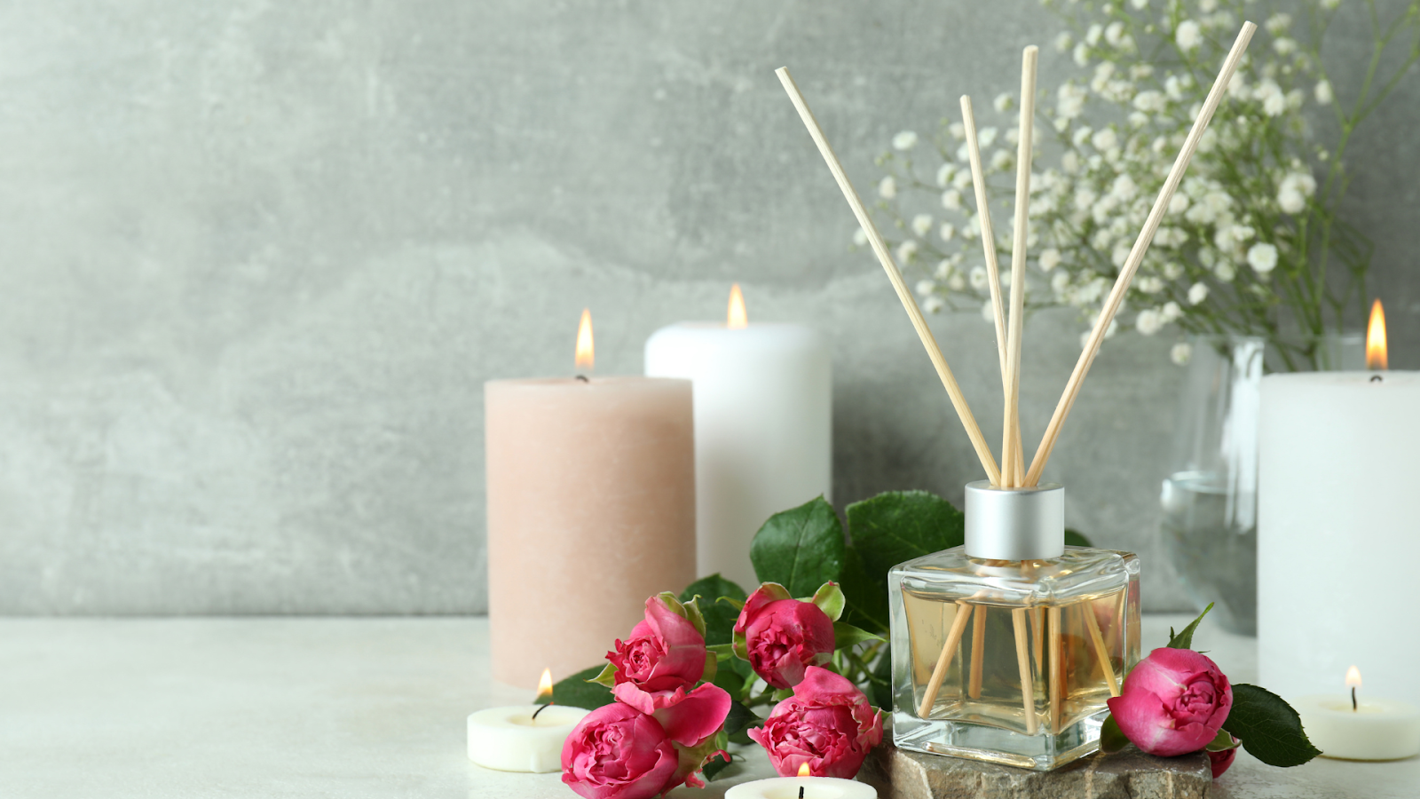 Gambar reed diffuser dengan bunga peony di sampingnya/Sumber: Canva