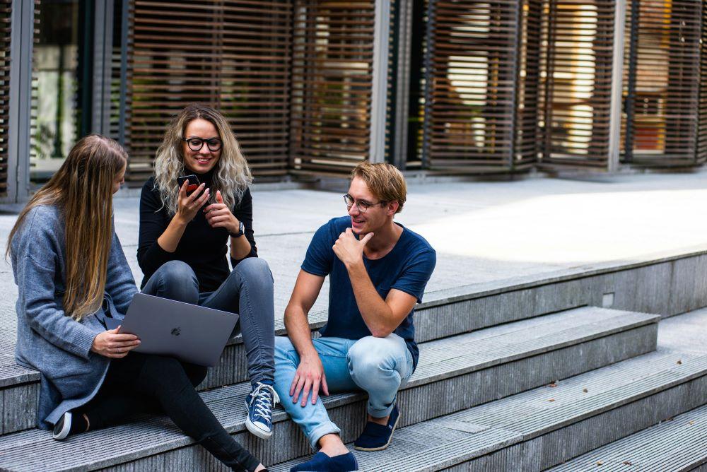  A group of college students moving to Miami