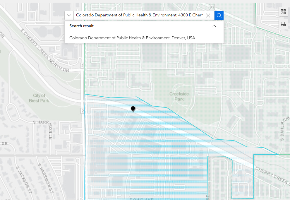 Una vista aérea del CDPHE en el mapa de comunidades afectadas de manera desproporcionada usando el cuadro de búsqueda de la herramienta y la dirección del CDPHE.