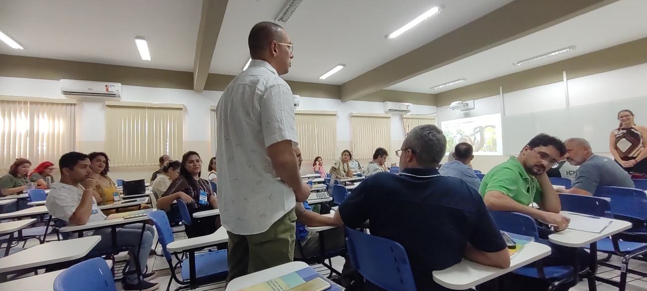 Pessoas sentadas ao redor de uma mesa