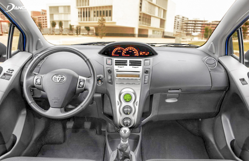 Bảng điều khiển của xe Yaris đơn giản và dễ sử dụng