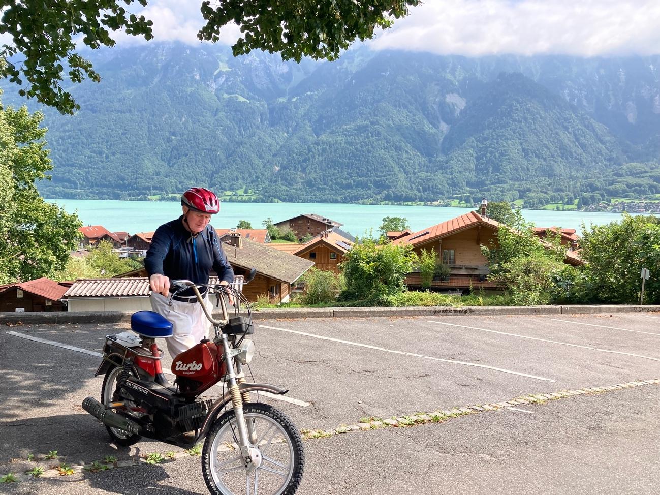 Un hombre en bicicleta en una montaña Descripción generada automáticamente