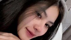 Wanita Mempesona yang Membuat Setiap Momen Menjadi Lebih Sensual