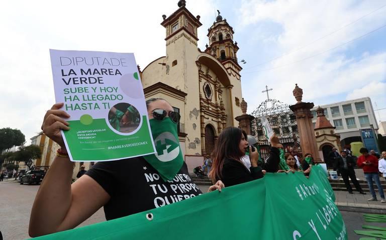 Imagen que contiene sostener, firmar, mujer, verde

Descripción generada automáticamente