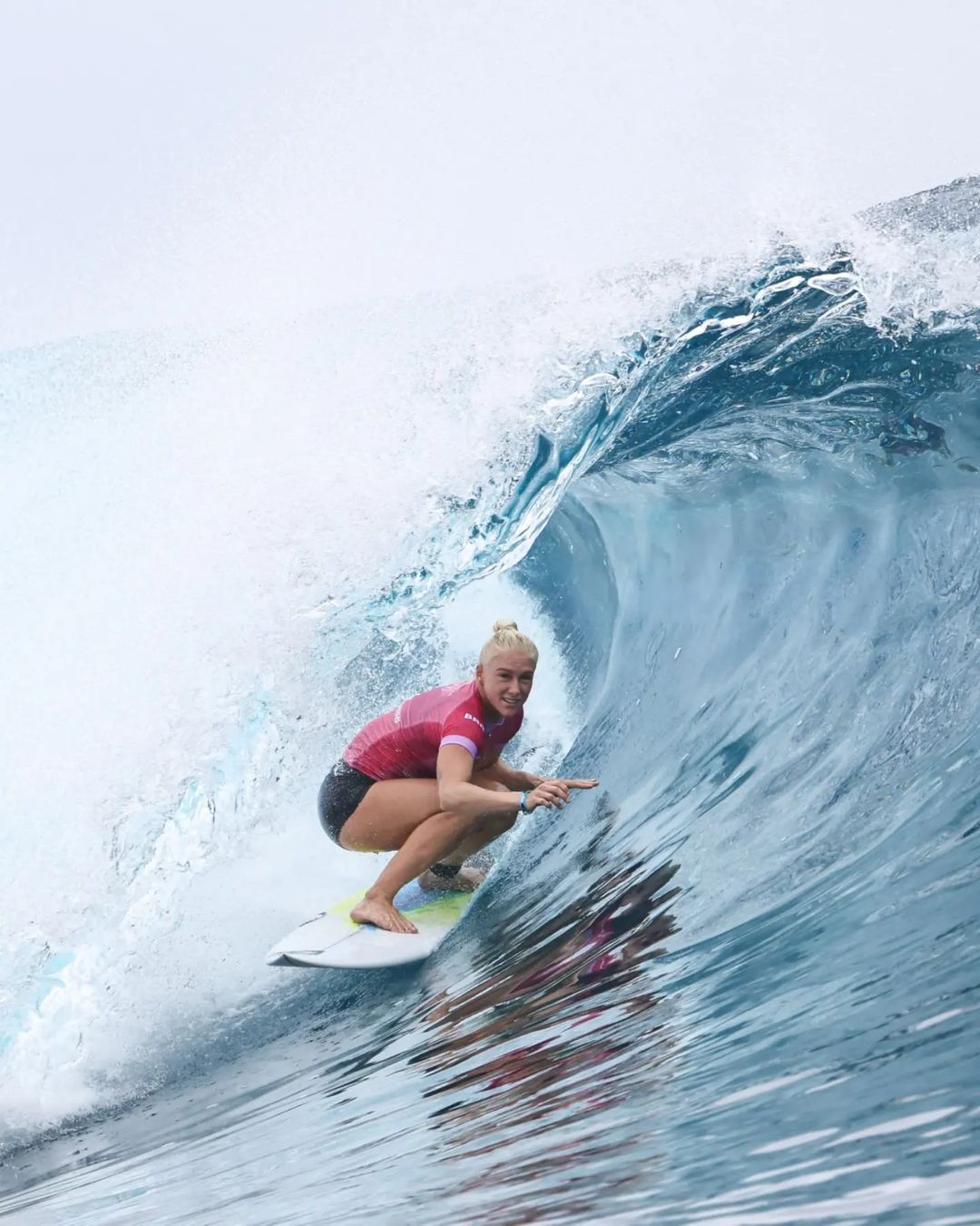 Tatiana Weston-Webb surfando nas Olimpíadas de 2024, em Teahupo'o (Taiti)