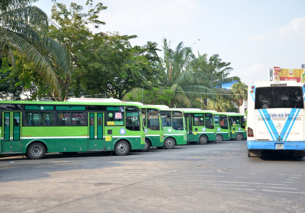 Những tuyến xe bus đi ngang qua nhà thờ là 13, 30 và 94