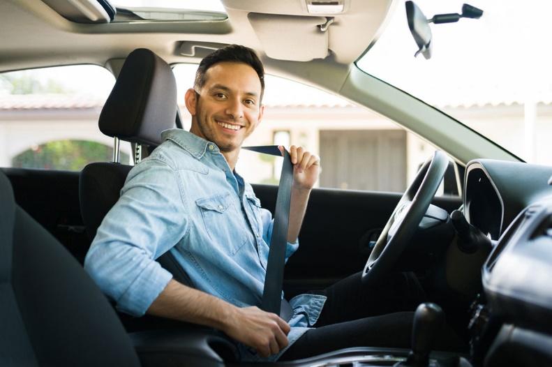 Hombre sentado en el asiento trasero de un coche

Descripción generada automáticamente