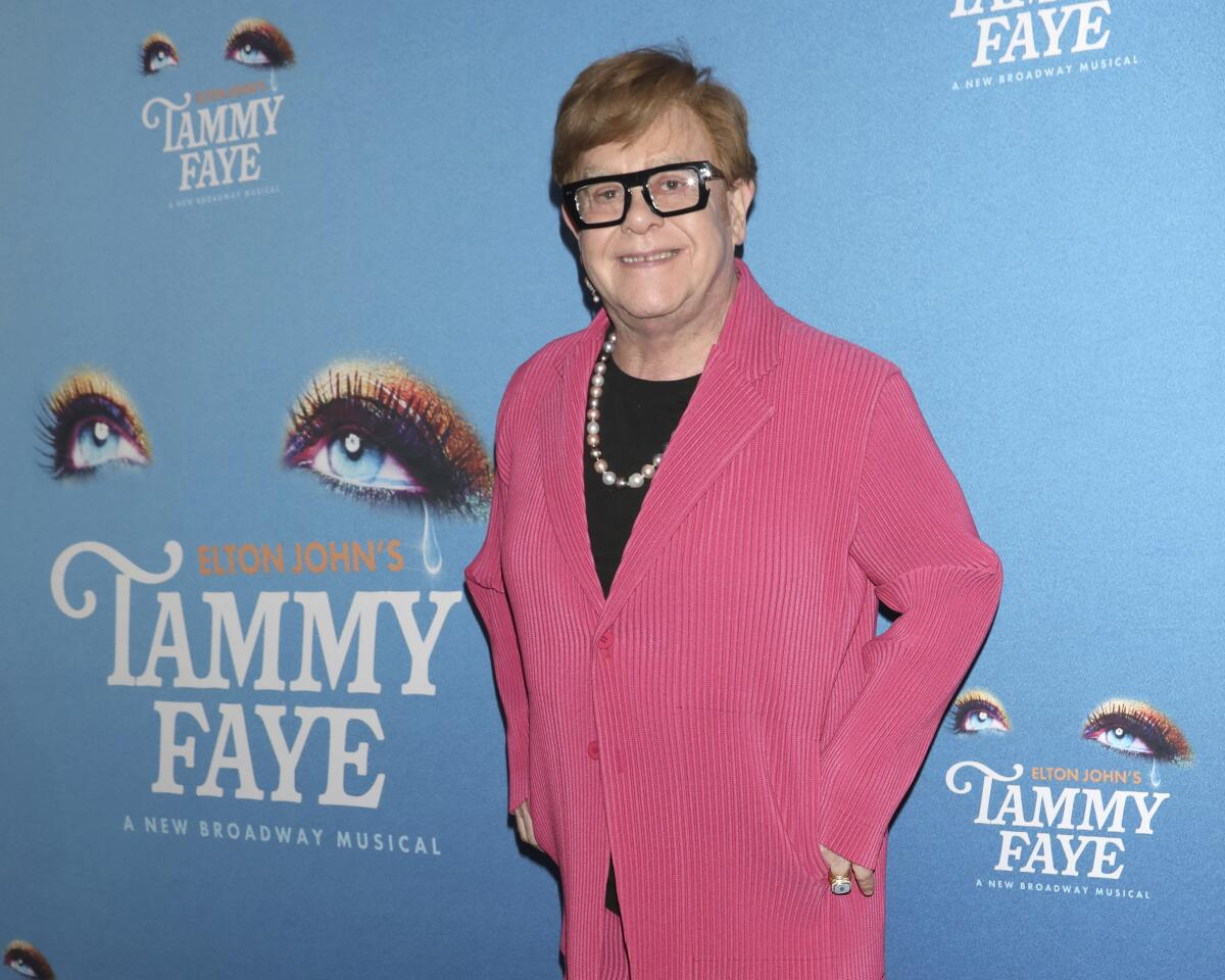 Imagem de conteúdo da notícia "Nem Elton John Salvou: Tammy Faye Recebe Críticas Negativas" #1