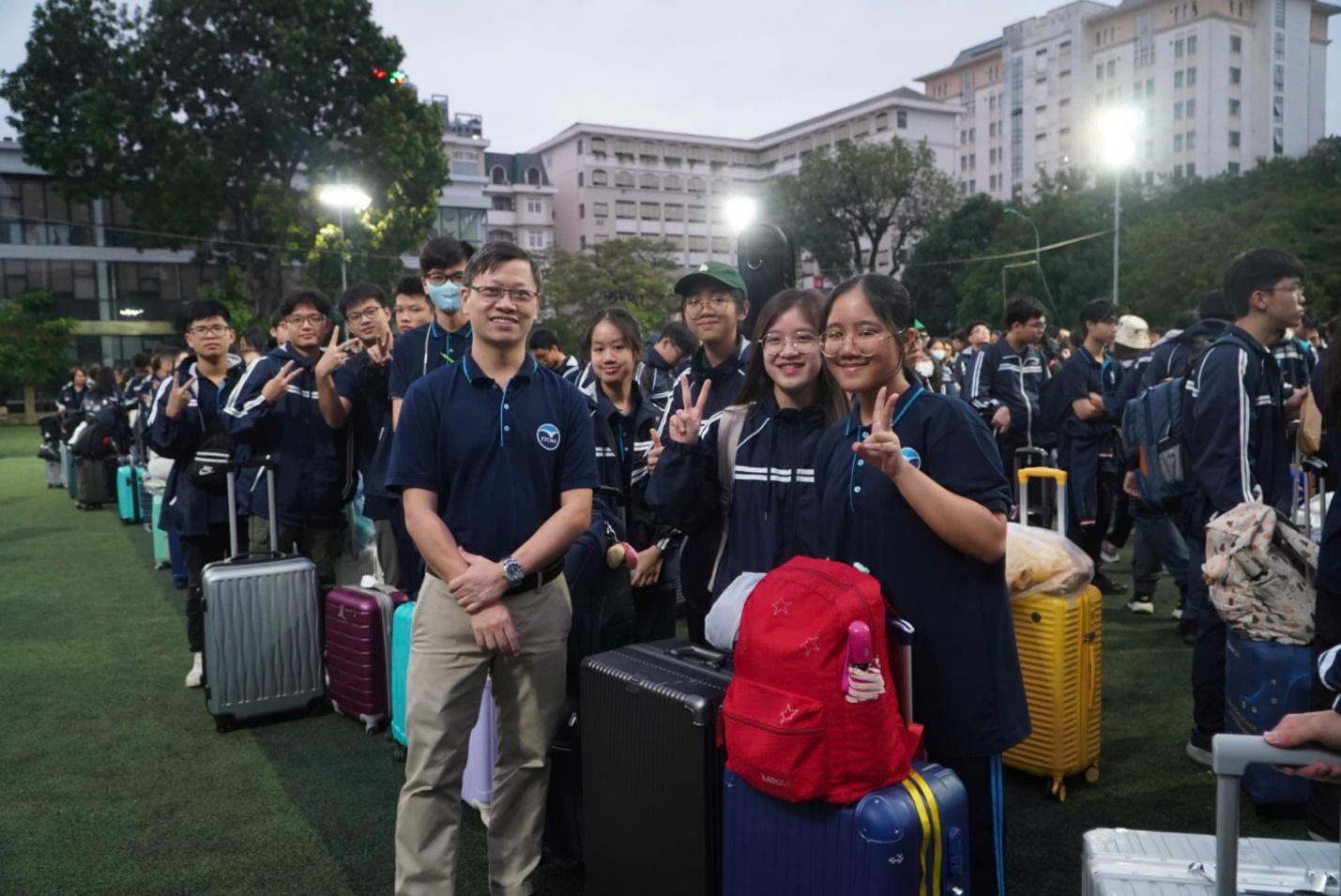 A group of people standing with luggage

Description automatically generated