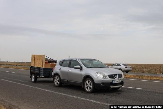 A car pulling a trailer on the road

Description automatically generated