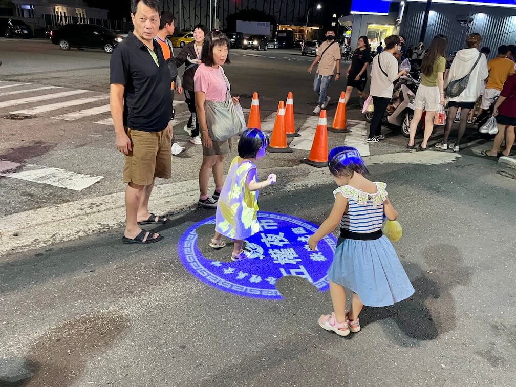 台中海線夜市-清水五權夜市，小朋友在入口處玩地上的投影