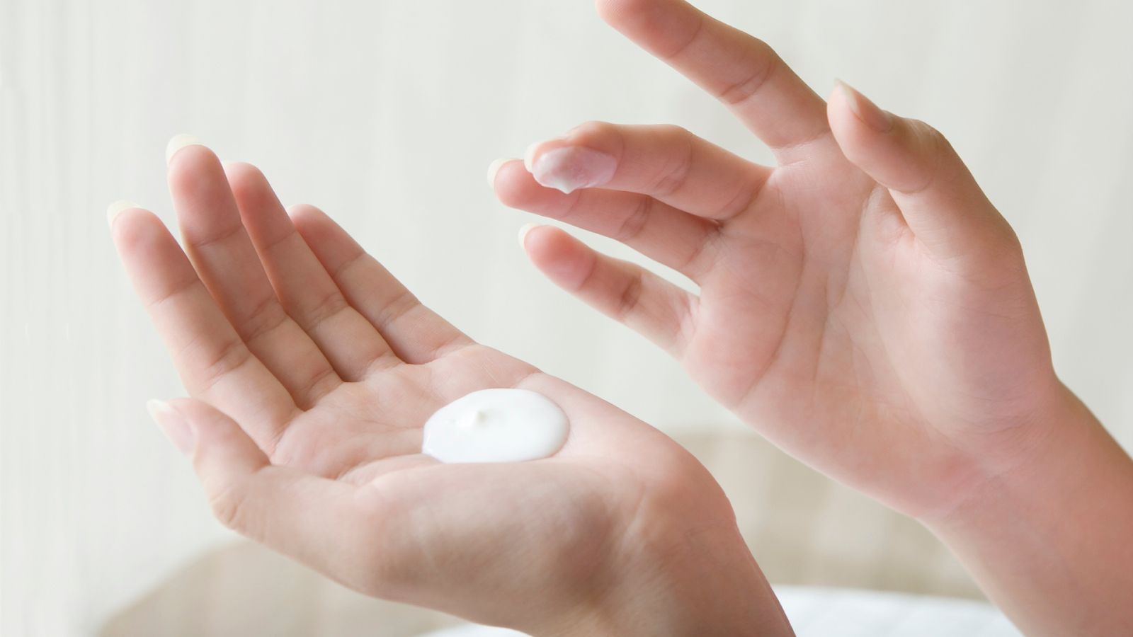 Body lotion diletakkan di telapak tangan/Sumber: Canva
