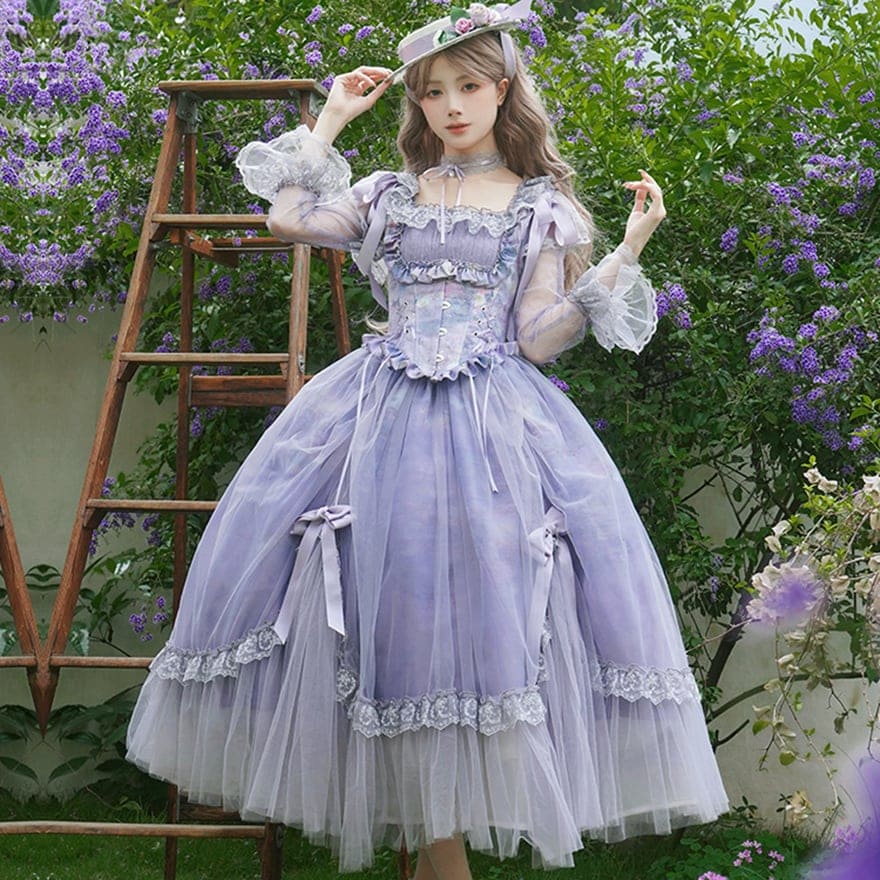 優雅なすみれ色と細部まで凝ったデザインが、着る人をロマンティックな貴婦人のように演出するセットアップです。
パフスリーブのシアーな素材感や、コルセット風のウエストデザインが、大人っぽさと可愛らしさを両立させています。
豪華な印象なので、特別なティーパーティー、コスプレイベント、写真撮影会、または美術館やコンサートなどのフォーマルな場に最適です。
シルクハットやネックオーナメントをプラスすることで、さらに完成度の高いロリータスタイルを楽しめます。