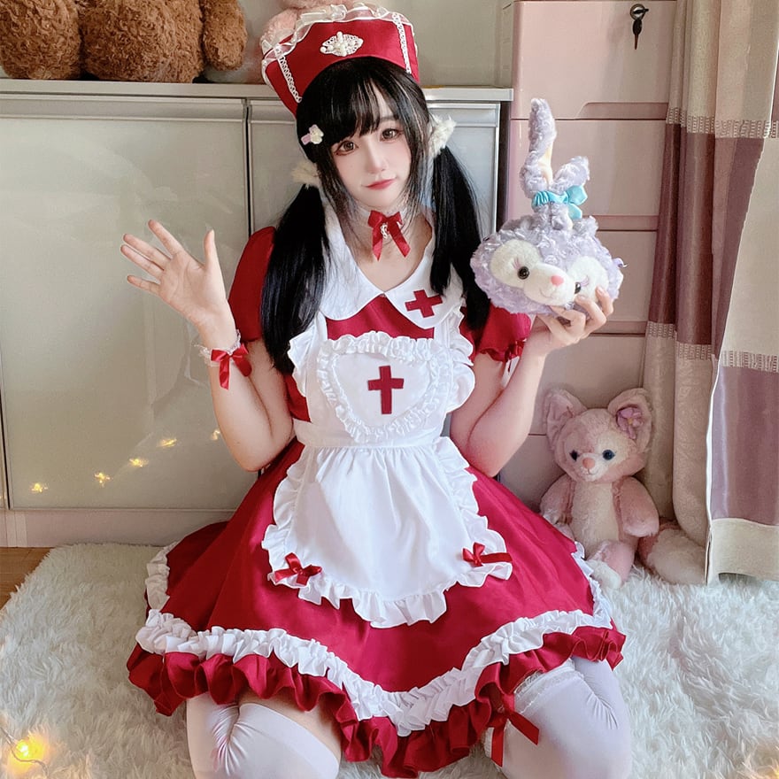 ナースをイメージした赤いワンピースのコスプレ系メイド服