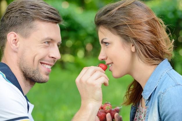 Sweet Gestures: The Magic of Sharing Food in Relationships