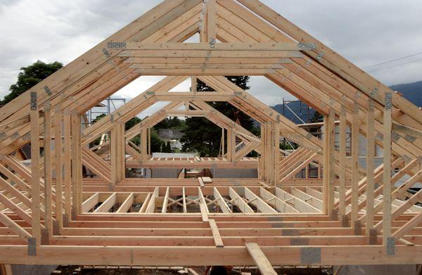 Queen post roof truss