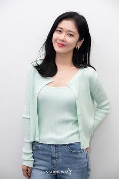 This  contain an image of Jang Na Ra standing in front of a white wall with her hands on her hips and looking at the camera