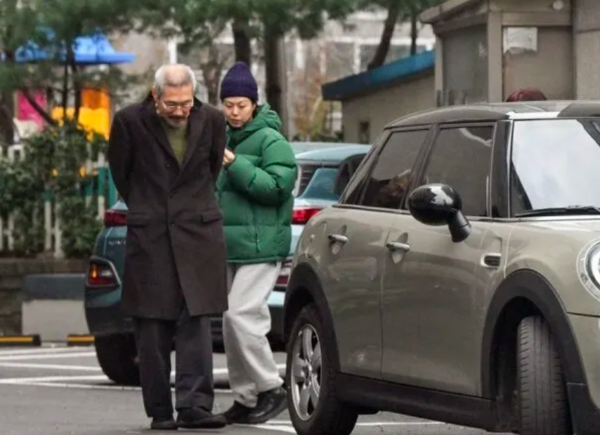 This contain an image of Actress Kim Min Hee's and Hong Sang-soo , 
Hong Sang Soo, at 64, remains legally married to his wife of 39 years,