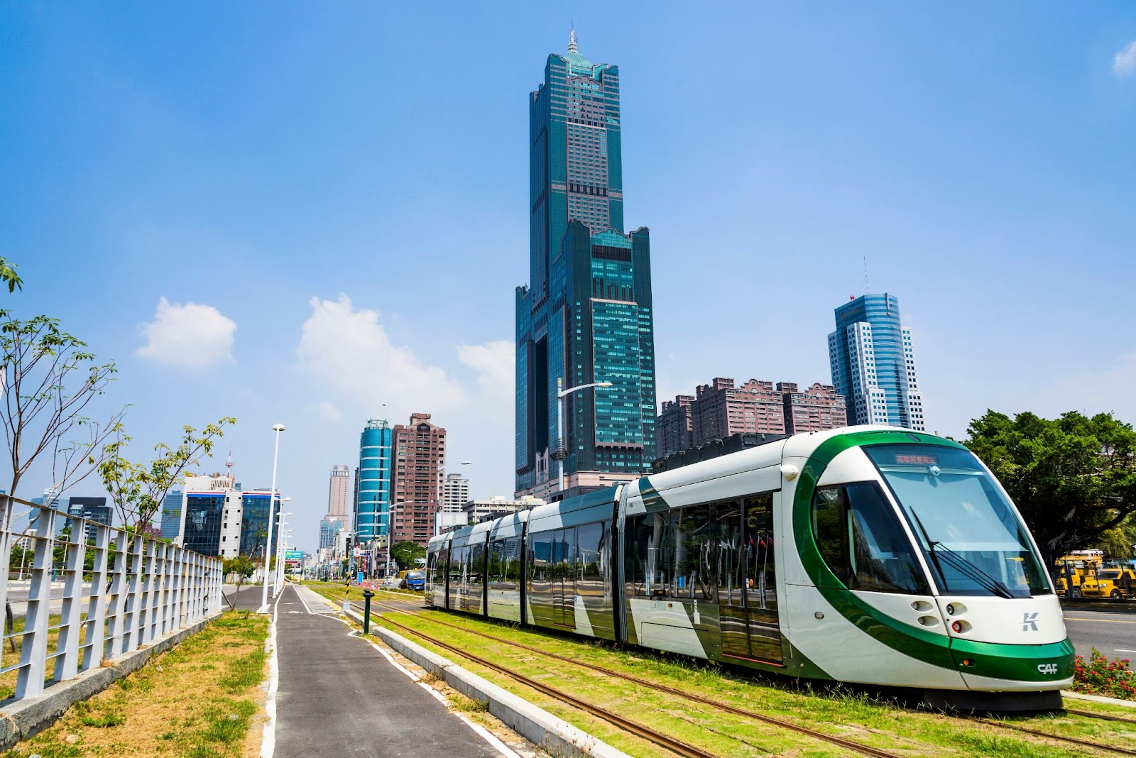 Một tuyến đường sắt hạng nhẹ (LRT) tại Đài Loan (Trung Quốc). (Ảnh: Shutterstock)