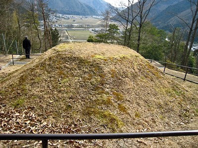 塩野六角型古墳の裏側