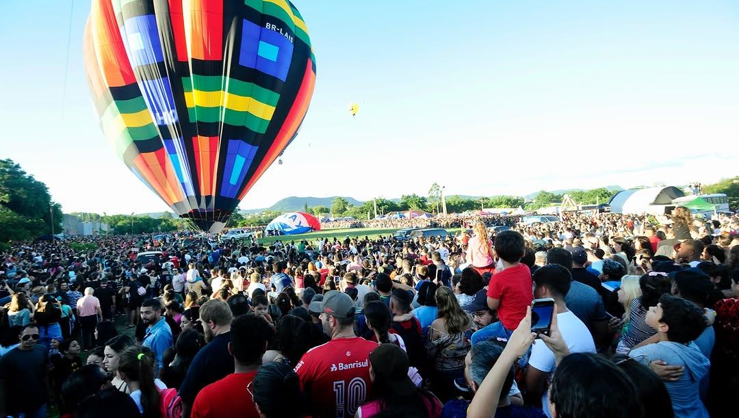 C:\Users\DELL\Downloads\4 DIAS DE PURA MAGIA NAS ALTURAS   Foram quatro dias incríveis em que o céu da nossa cidade ganhou novas cores, formas e muita emoção!  O Festival de Balonismo 2025 encantou a todos com voos espetaculares, paisagens.jpg
