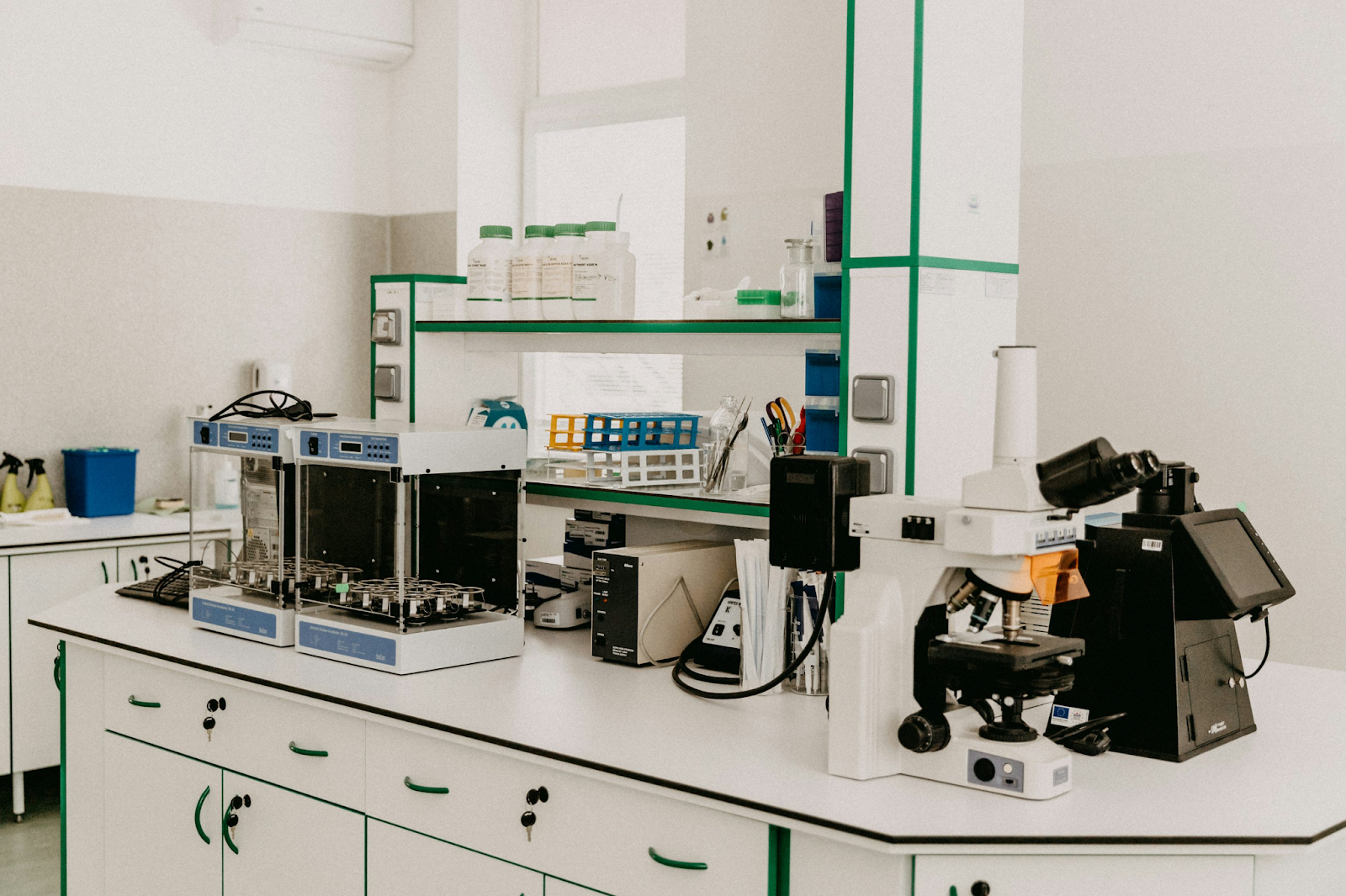 modern-laboratory-interior-with-microscope-testing-machines-and-reagents-on-a-clean-white-workstation-what-they-wont-say-out-loud-the-real-prostamax-benefits-you-need-to-know-tony-huge