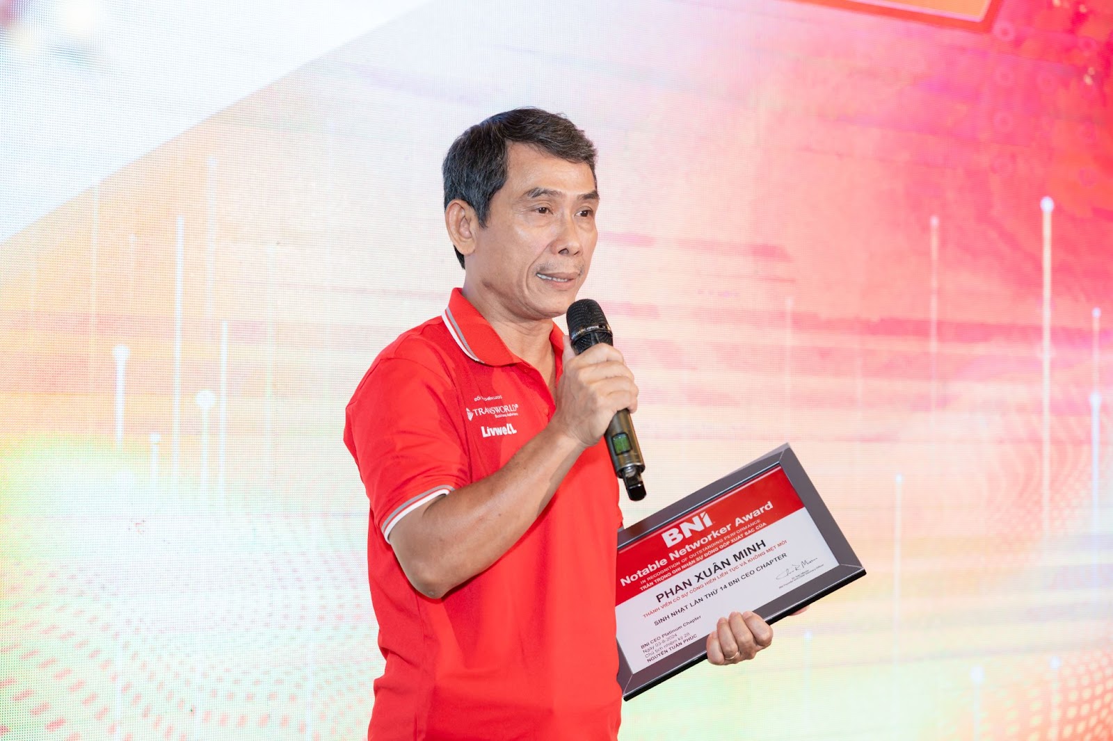 Vinh danh thành viên có sự cống hiến liên tục và không mệt mỏi Vinh danh thành viên có sự cống hiến liên tục và không mệt mỏi