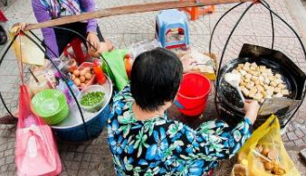 Người chuẩn bị đồ ăn nhanh.olm