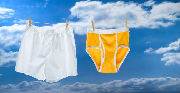 Ropa interior bóxers blancos y calzoncillos amarillos