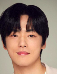 This contains an image of Kim Jung Hyun.