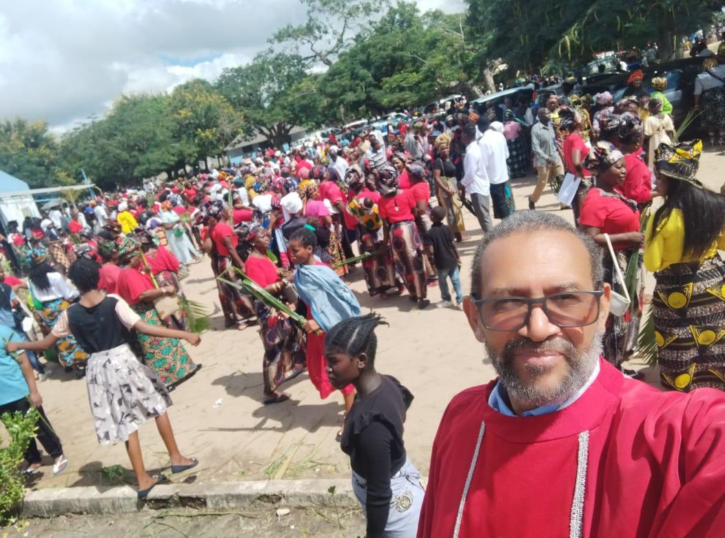 A person taking a selfie in a crowd of people

AI-generated content may be incorrect.