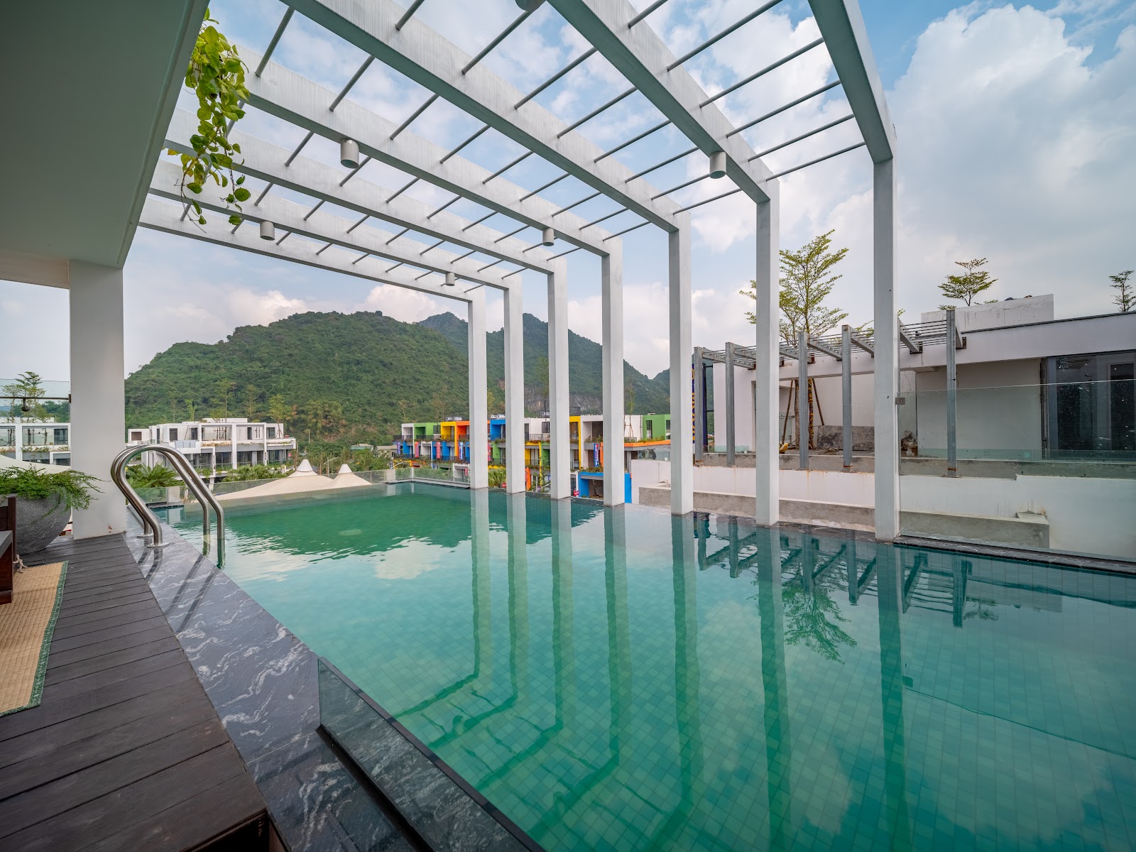 Bể bơi khoáng nóng trên tầng thượng villa đẳng cấp tại khu đô thị Flamingo Golden Hill. (Ảnh: Chủ đầu tư)