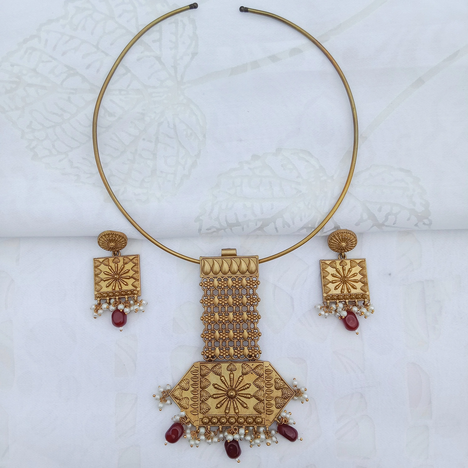 https://thelabeldg.com/product/vintage-gold-hasli-necklace-set/