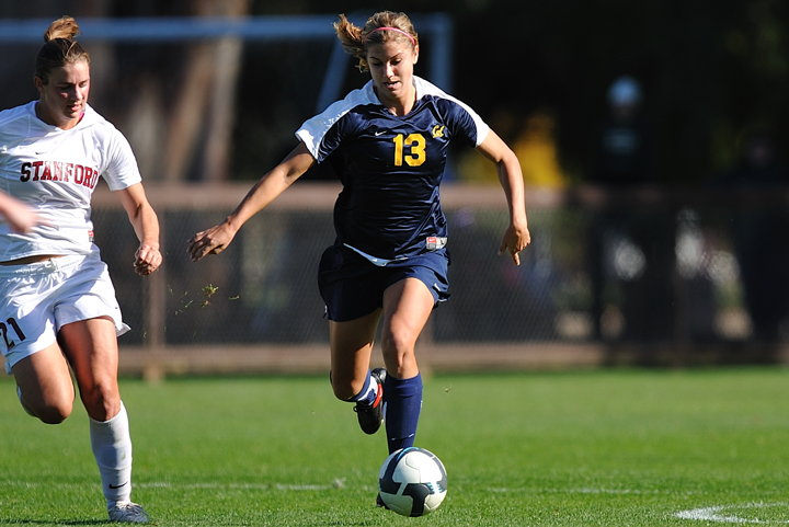 Alex Morgan playing in college for the Golden Bears