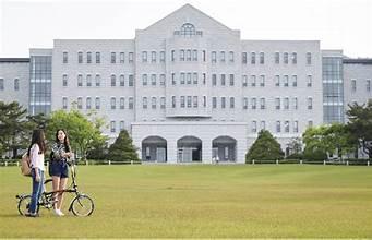 A person riding a bicycle in front of a large building

AI-generated content may be incorrect.