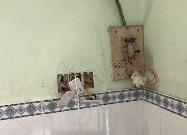 Công tắc đèn bị hỏng do bám bụi quá lâu