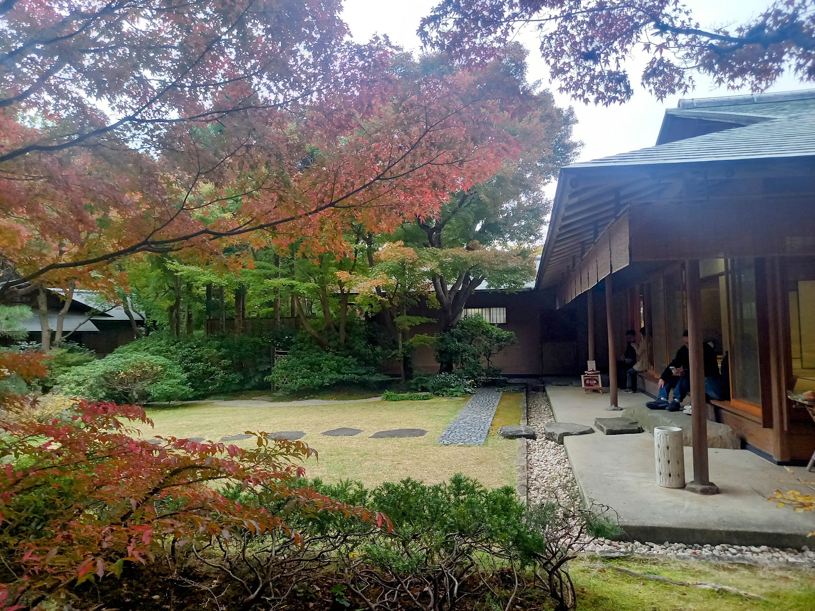 北山山荘の縁側から日本庭園を望む。