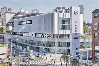A building with a large sign on it

AI-generated content may be incorrect.