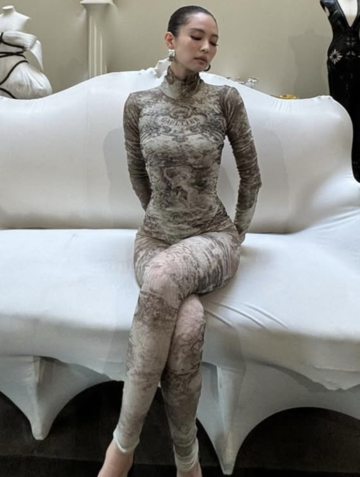A picture of BLACKPINK Jennie S-Line body photos